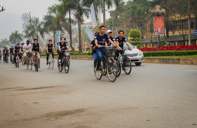 ĐVTN tham gia đạp xe diễn hành trên các tuyến phố chính của TP Hòa Bình
